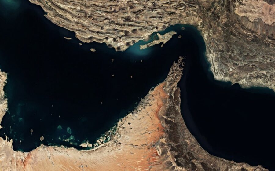 Petrolier lovit în Strâmtoarea Ormuz. Iranul ridică miza conflictului: atacuri revendicate asupra unor baze SUA din Bahrain și Kuweit