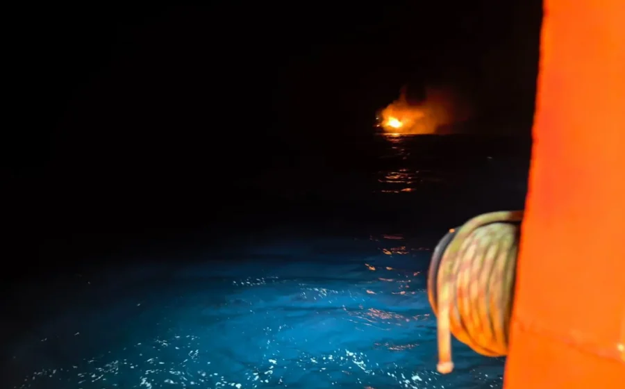 Primele poze cu petrolierul care a explodat în Marea Neagră. Imagini de la intervenția din timpul nopții