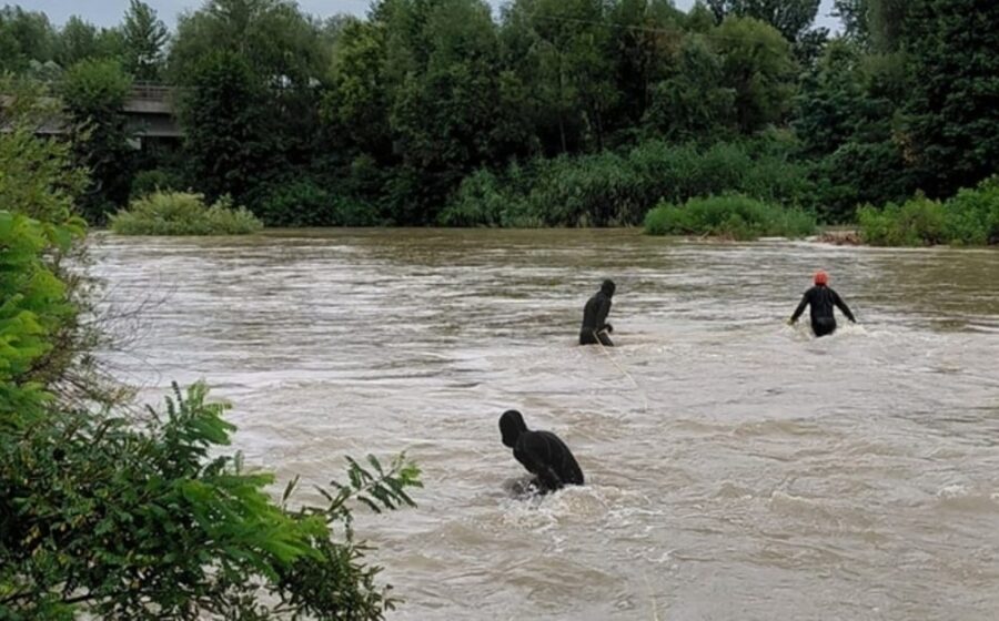 Doi tineri dispăruți în râul Argeș au fost găsiți morți după trei zile de căutări