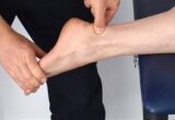 O entorsă la gleznă tratată greșit poate provoca dureri de spate, gât și șolduri. Medicii explică de ce și ce este de făcut