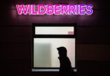 VIDEO Momentul în care un depozit al gigantului Wildberries este lovit de drone ucrainene la Sankt Petersburg