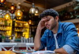Scumpirile taie pofta de ieșit în oraș. Vânzările în restaurante au scăzut chiar și cu 50%: „Clienții împart o porție la două farfurii”