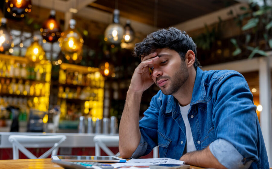 Scumpirile taie pofta de ieșit în oraș. Vânzările în restaurante au scăzut chiar și cu 50%: „Clienții împart o porție la două farfurii”