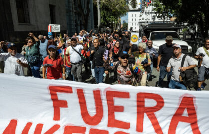 Proteste anti-SUA și anti-Israel la Caracas. Susținătorii lui Maduro au incendiat steagurile american și israelian