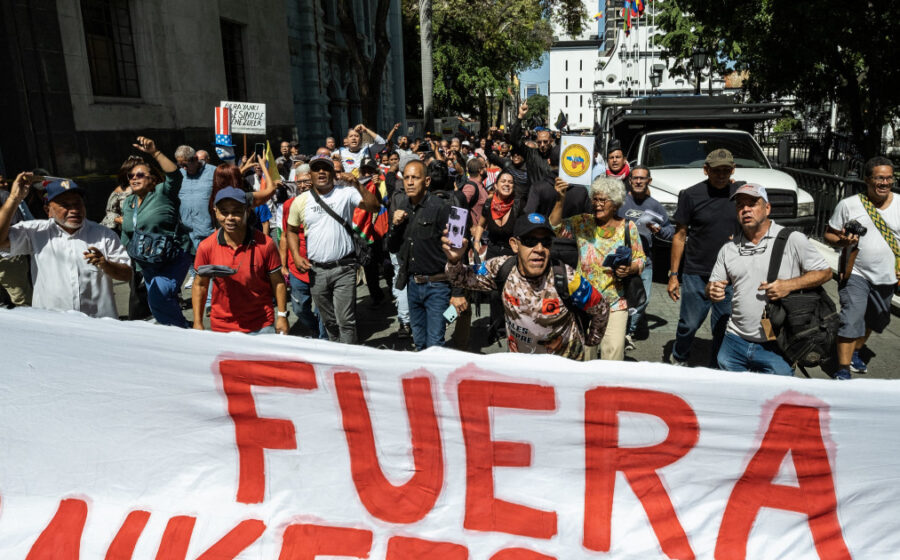 Proteste anti-SUA și anti-Israel la Caracas. Susținătorii lui Maduro au incendiat steagurile american și israelian