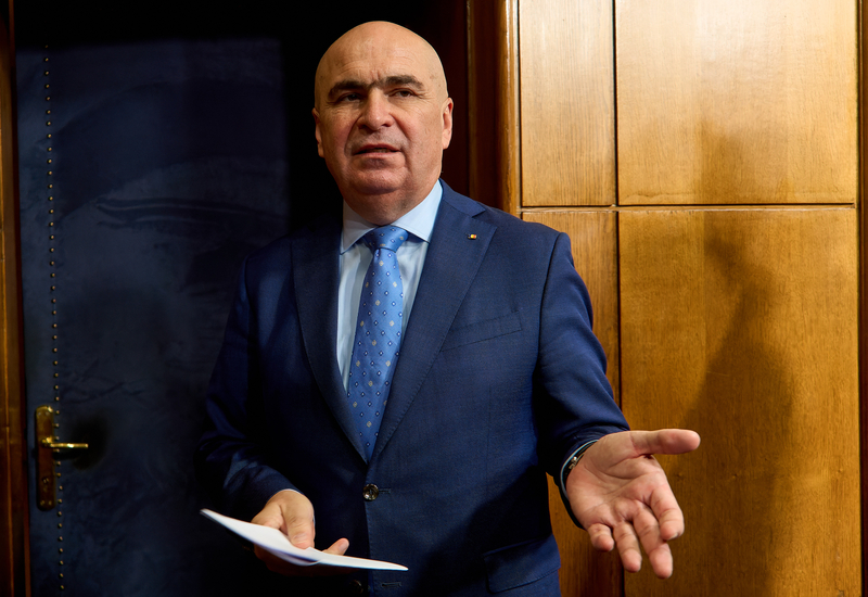 Bolojan se ține legat cu lanțuri de scaunul de la Palatul Victoria deși a fost demis de aproape trei luni