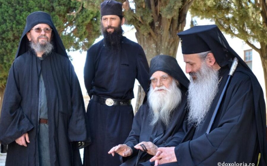 O anchetă de proporții zduguie Muntele Athos: Românii sunt principalii clienți ai unei rețele subterane care speculează locurile sfinte