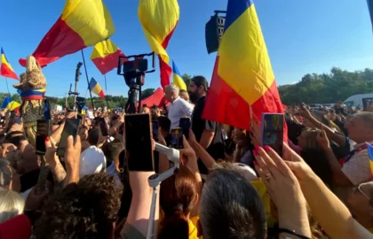 În timp ce trântorul George Simion stă tolănit la plajă în Italia, Călin Georgescu ridică partidul AUR. Simion trebuie să plece