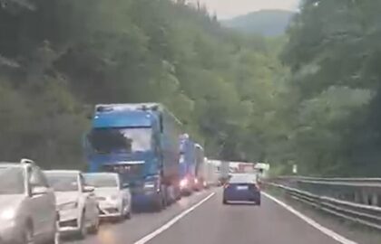 VIDEO ȘTIREA TA: Blocaj și coloană de mașini de peste 10 kilometri pe Valea Oltului. Răbdarea șoferilor, pusă la încercare