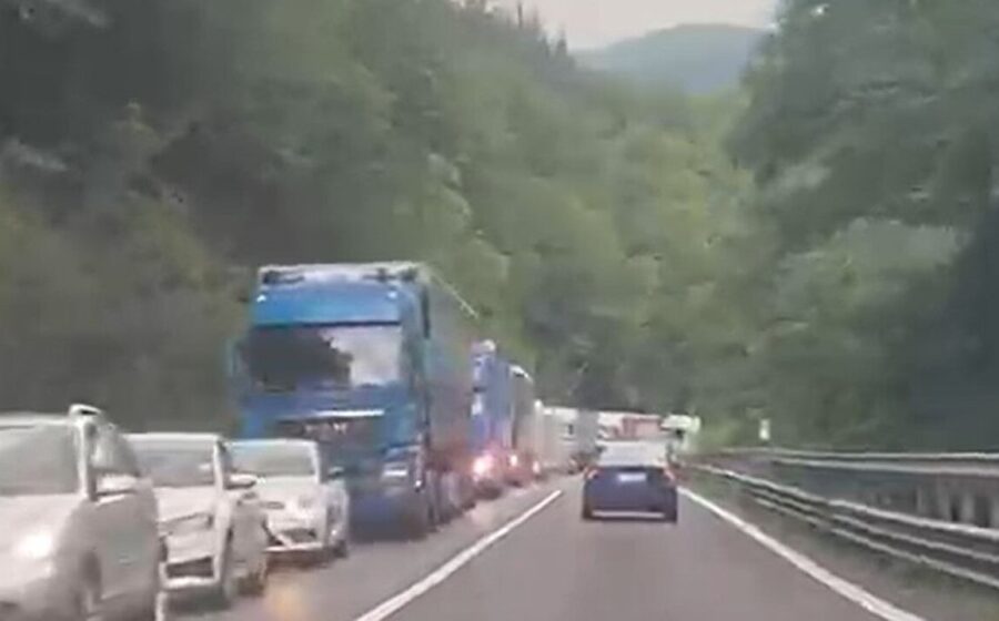 VIDEO ȘTIREA TA: Blocaj și coloană de mașini de peste 10 kilometri pe Valea Oltului. Răbdarea șoferilor, pusă la încercare