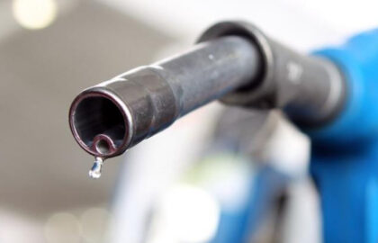 Parlamentul discută măsuri pentru reducerea prețului carburanților. Acciza ar putea fi redusă cu până la 25%