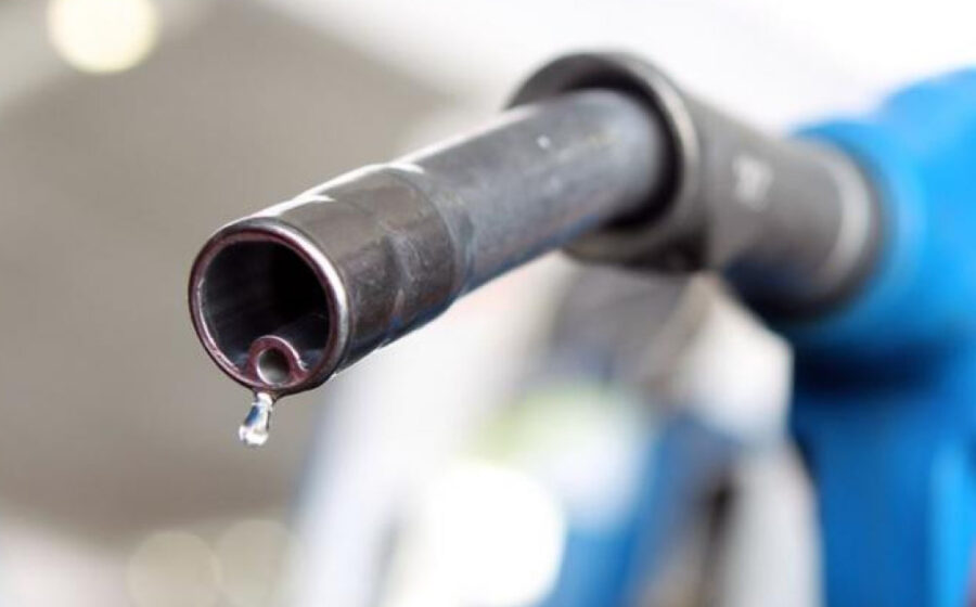 Parlamentul discută măsuri pentru reducerea prețului carburanților. Acciza ar putea fi redusă cu până la 25%