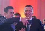 Lui Grindeanu îi stă bine în rolul de popa prostu`. Mai bagă o fisă cu Nazare în speranța că va obține o majoritate