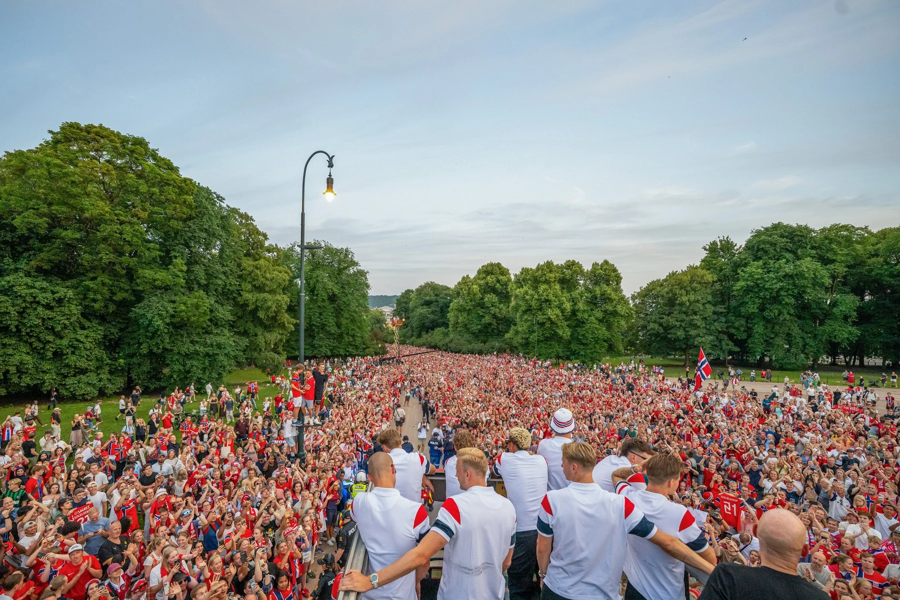 Fanii au întâmpina echipa națională de fotbal a Norvegiei după revenirea la Oslo FOTO Profimedia