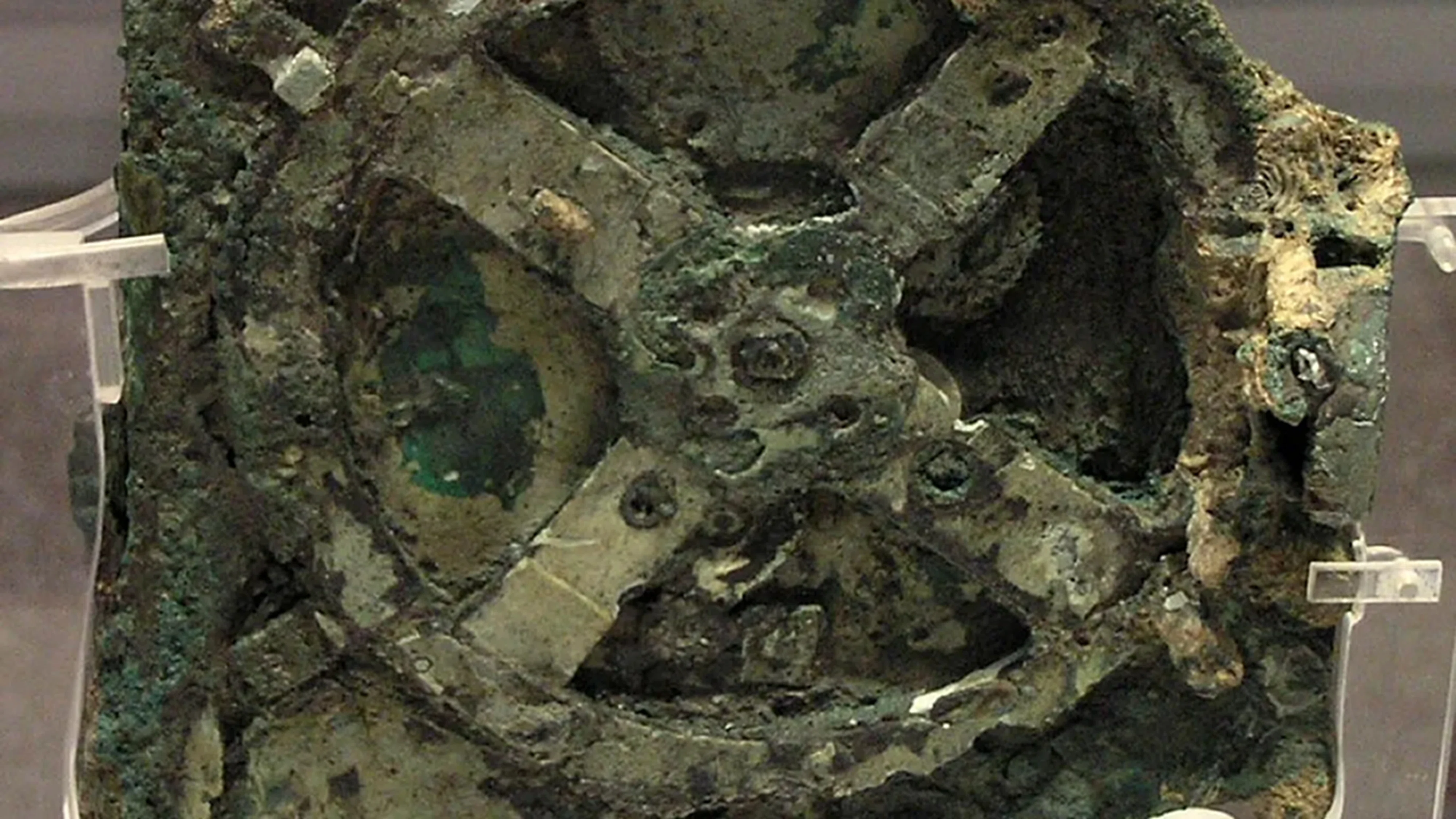 Mecanismul de la Antikythera este considerat unul din marile mistere ale lumii.