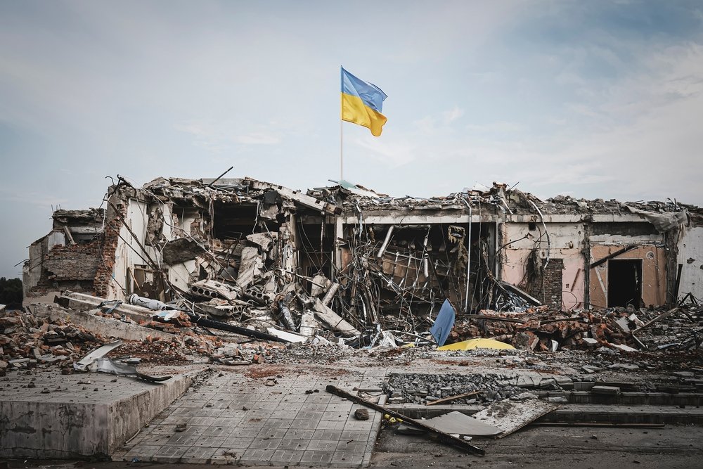 Ucraina razboi steag drapel shutterstock 2269223305